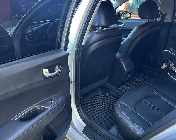 Серый Киа K5, объемом двигателя 2 л и пробегом 168 тыс. км за 11500 $, фото 8 на Automoto.ua