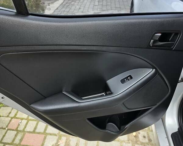 Серый Киа K5, объемом двигателя 2 л и пробегом 281 тыс. км за 8000 $, фото 16 на Automoto.ua