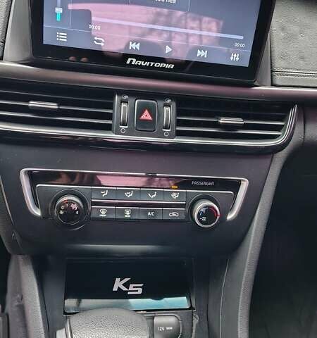 Серый Киа K5, объемом двигателя 2 л и пробегом 314 тыс. км за 10000 $, фото 11 на Automoto.ua