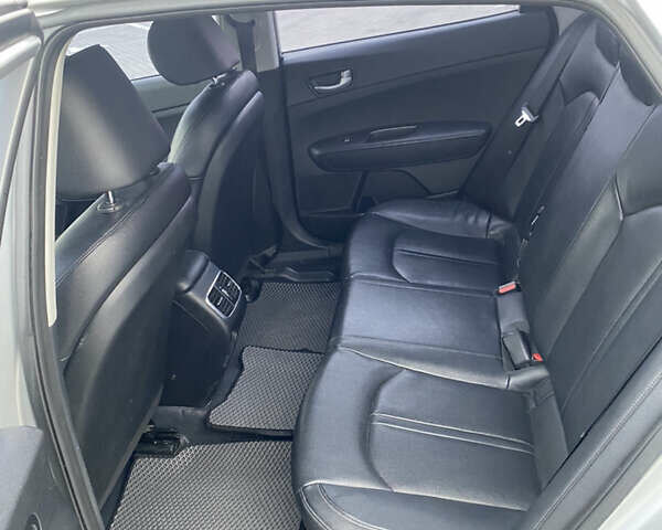 Серый Киа K5, объемом двигателя 2 л и пробегом 350 тыс. км за 10300 $, фото 9 на Automoto.ua