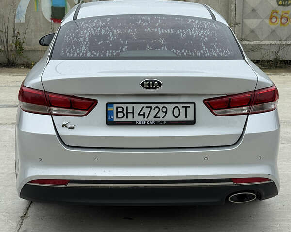 Серый Киа K5, объемом двигателя 2 л и пробегом 280 тыс. км за 11500 $, фото 4 на Automoto.ua
