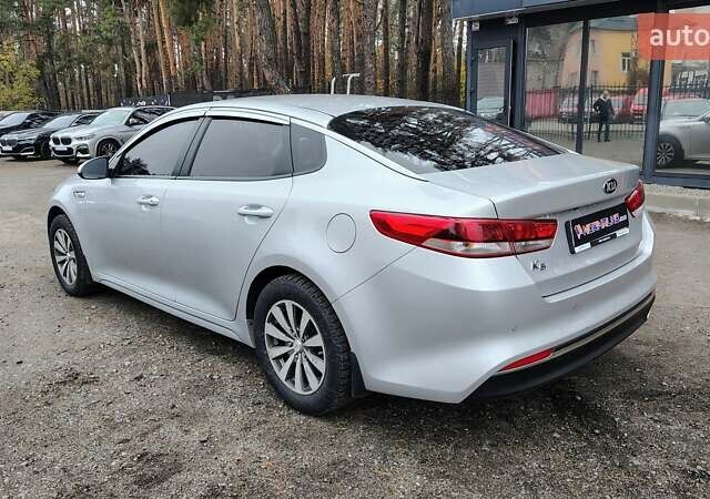 Серый Киа K5, объемом двигателя 2 л и пробегом 314 тыс. км за 10000 $, фото 4 на Automoto.ua