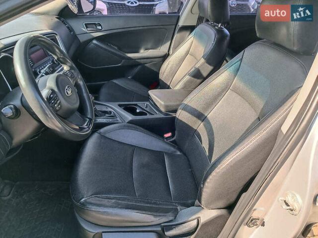 Сірий Кіа K5, об'ємом двигуна 2 л та пробігом 365 тис. км за 7490 $, фото 19 на Automoto.ua
