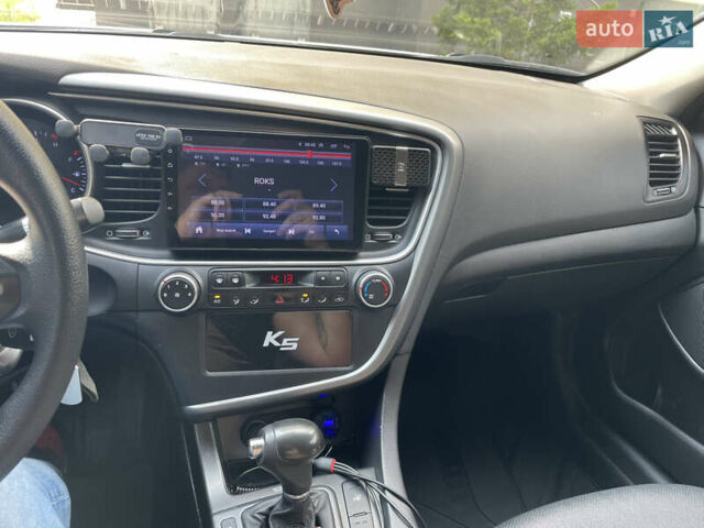 Серый Киа K5, объемом двигателя 2 л и пробегом 236 тыс. км за 10500 $, фото 8 на Automoto.ua