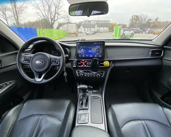 Серый Киа K5, объемом двигателя 2 л и пробегом 350 тыс. км за 10300 $, фото 11 на Automoto.ua