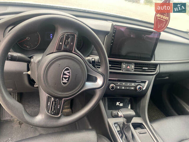 Серый Киа K5, объемом двигателя 2 л и пробегом 338 тыс. км за 12000 $, фото 14 на Automoto.ua