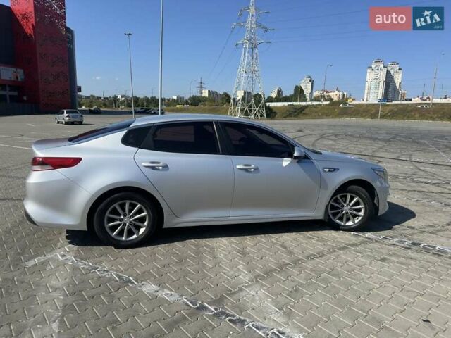 Серый Киа K5, объемом двигателя 2 л и пробегом 342 тыс. км за 9500 $, фото 7 на Automoto.ua