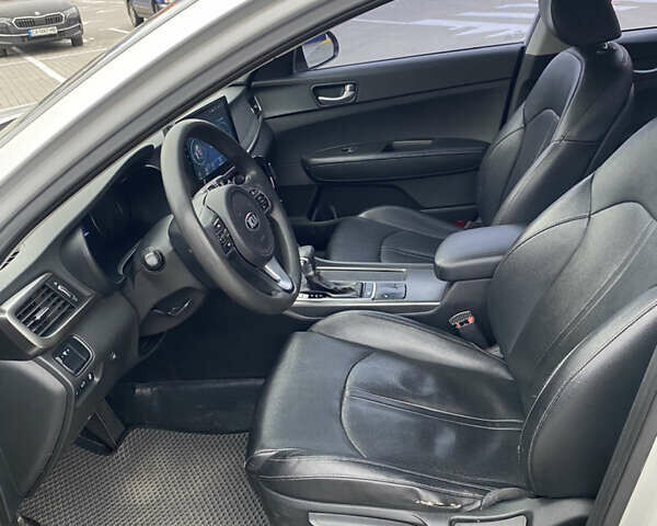 Серый Киа K5, объемом двигателя 2 л и пробегом 350 тыс. км за 10300 $, фото 8 на Automoto.ua