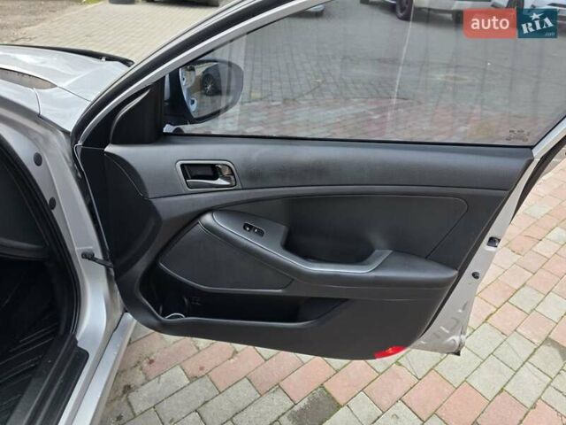 Серый Киа K5, объемом двигателя 2 л и пробегом 281 тыс. км за 8000 $, фото 9 на Automoto.ua