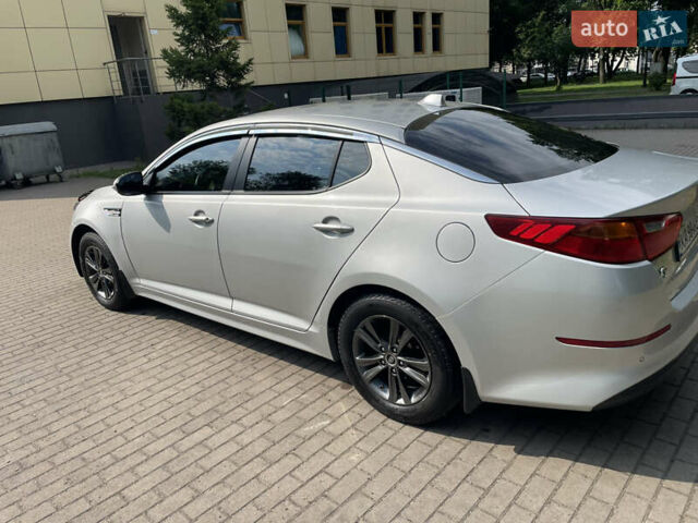 Серый Киа K5, объемом двигателя 2 л и пробегом 236 тыс. км за 10500 $, фото 4 на Automoto.ua