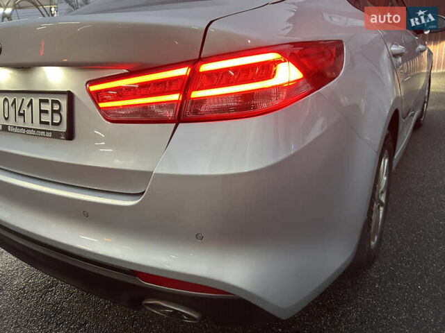 Серый Киа K5, объемом двигателя 2 л и пробегом 200 тыс. км за 11300 $, фото 14 на Automoto.ua