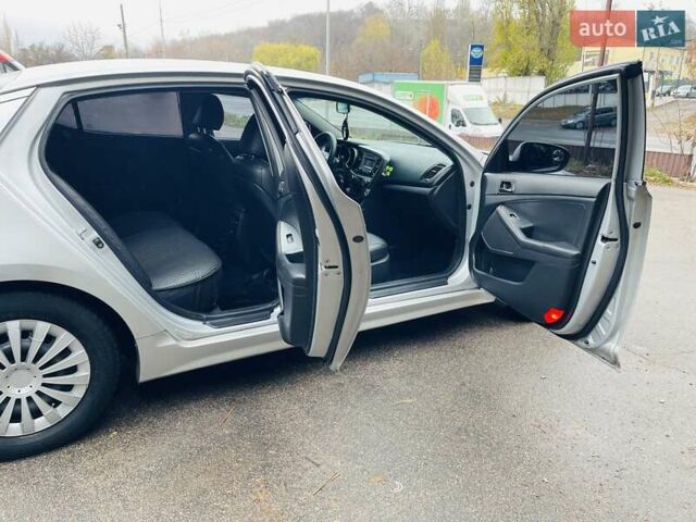 Сірий Кіа K5, об'ємом двигуна 2 л та пробігом 299 тис. км за 6700 $, фото 11 на Automoto.ua