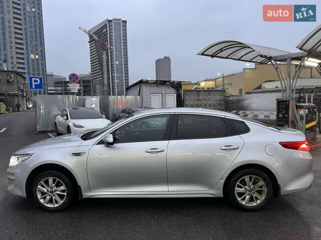 Серый Киа K5, объемом двигателя 2 л и пробегом 200 тыс. км за 11300 $, фото 3 на Automoto.ua