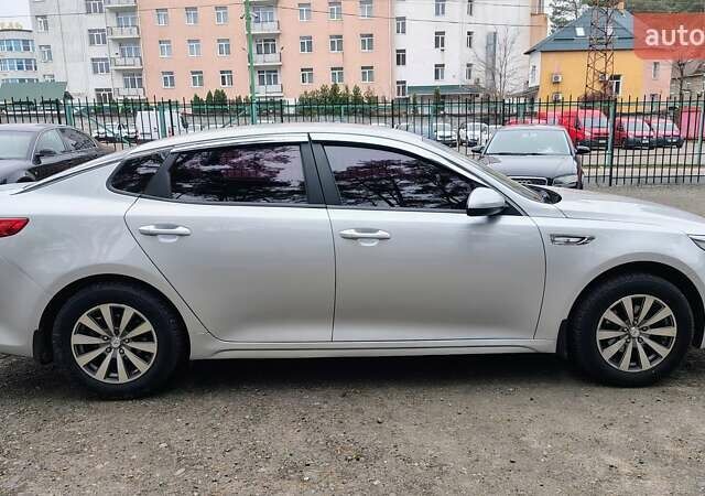 Серый Киа K5, объемом двигателя 2 л и пробегом 314 тыс. км за 10000 $, фото 7 на Automoto.ua