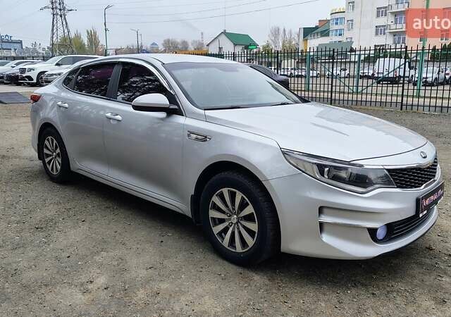 Серый Киа K5, объемом двигателя 2 л и пробегом 314 тыс. км за 10000 $, фото 2 на Automoto.ua