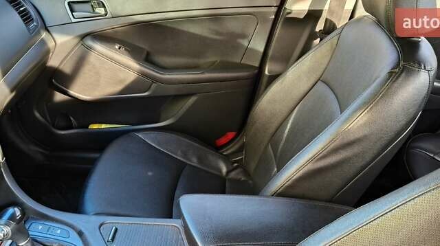 Серый Киа K5, объемом двигателя 2 л и пробегом 270 тыс. км за 8900 $, фото 9 на Automoto.ua