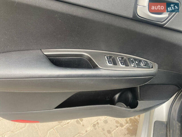 Серый Киа K5, объемом двигателя 2 л и пробегом 338 тыс. км за 12000 $, фото 17 на Automoto.ua