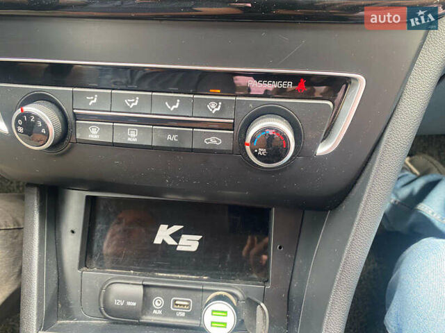 Серый Киа K5, объемом двигателя 2 л и пробегом 338 тыс. км за 12000 $, фото 10 на Automoto.ua