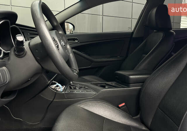 Серый Киа K5, объемом двигателя 2 л и пробегом 197 тыс. км за 11000 $, фото 16 на Automoto.ua