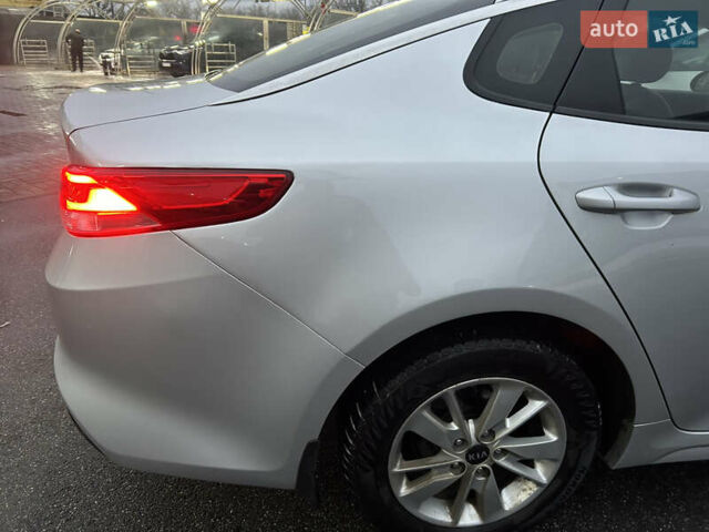 Серый Киа K5, объемом двигателя 2 л и пробегом 200 тыс. км за 11300 $, фото 13 на Automoto.ua