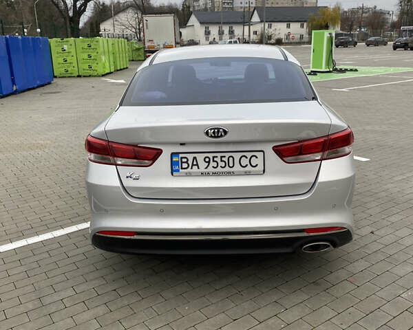 Серый Киа K5, объемом двигателя 2 л и пробегом 350 тыс. км за 10300 $, фото 4 на Automoto.ua