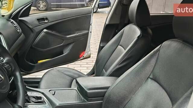 Серый Киа K5, объемом двигателя 2 л и пробегом 270 тыс. км за 8800 $, фото 10 на Automoto.ua