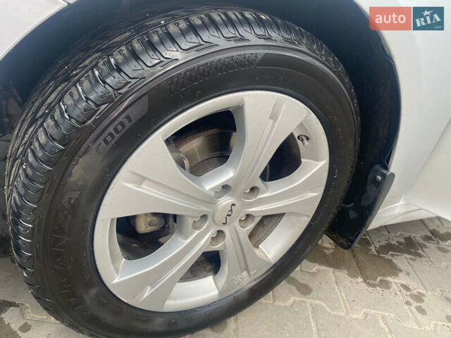 Серый Киа K5, объемом двигателя 2 л и пробегом 338 тыс. км за 12000 $, фото 15 на Automoto.ua