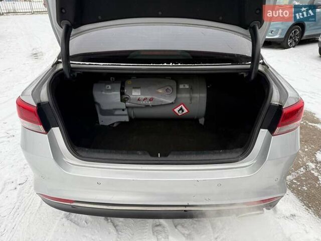 Сірий Кіа K5, об'ємом двигуна 2 л та пробігом 260 тис. км за 12500 $, фото 15 на Automoto.ua