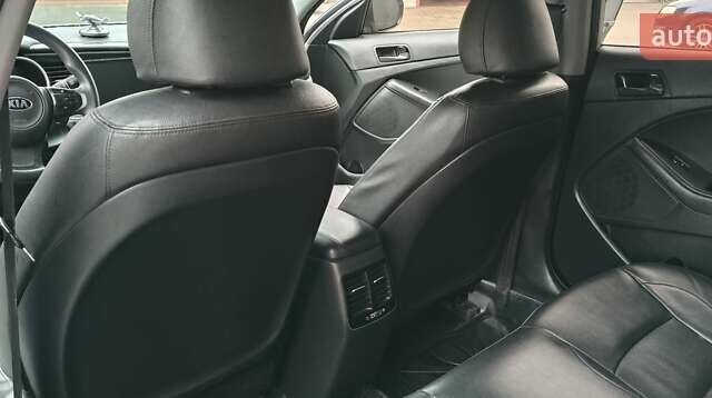 Серый Киа K5, объемом двигателя 2 л и пробегом 270 тыс. км за 8800 $, фото 11 на Automoto.ua