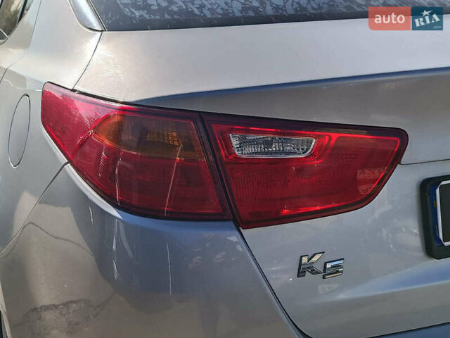 Сірий Кіа K5, об'ємом двигуна 2 л та пробігом 365 тис. км за 7490 $, фото 9 на Automoto.ua