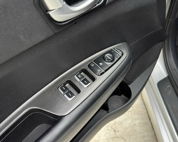 Серый Киа K5, объемом двигателя 2 л и пробегом 280 тыс. км за 11500 $, фото 9 на Automoto.ua
