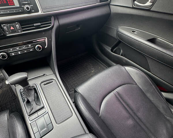 Серый Киа K5, объемом двигателя 2 л и пробегом 280 тыс. км за 11500 $, фото 10 на Automoto.ua