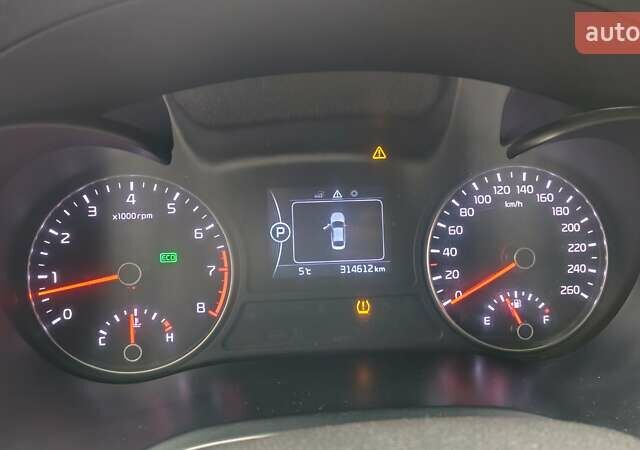 Серый Киа K5, объемом двигателя 2 л и пробегом 314 тыс. км за 10000 $, фото 12 на Automoto.ua