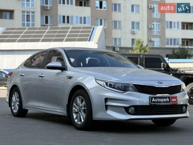 Серый Киа K5, объемом двигателя 2 л и пробегом 378 тыс. км за 9490 $, фото 3 на Automoto.ua
