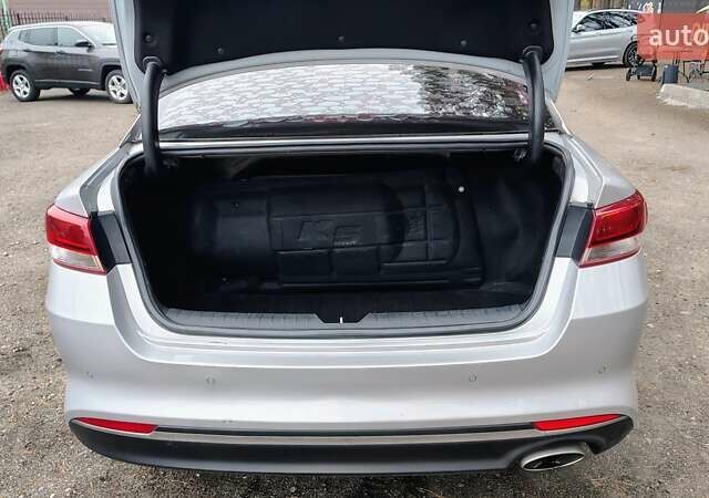 Серый Киа K5, объемом двигателя 2 л и пробегом 314 тыс. км за 10000 $, фото 14 на Automoto.ua