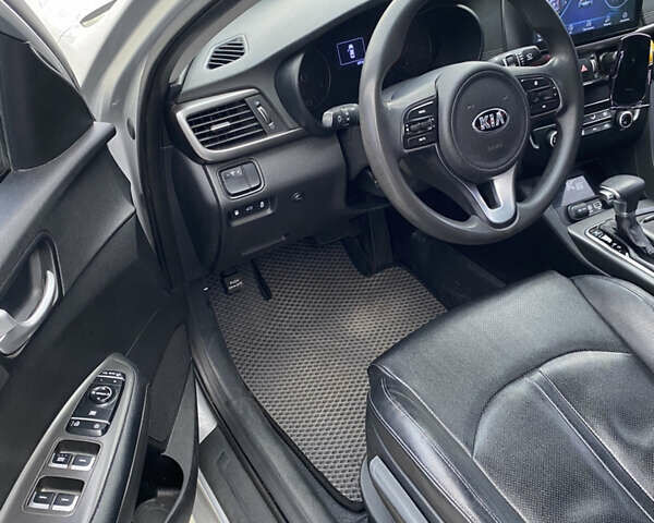 Серый Киа K5, объемом двигателя 2 л и пробегом 350 тыс. км за 10300 $, фото 13 на Automoto.ua