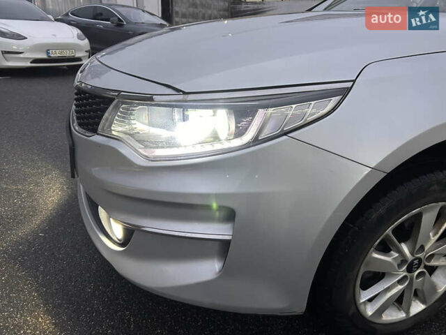 Серый Киа K5, объемом двигателя 2 л и пробегом 200 тыс. км за 11300 $, фото 5 на Automoto.ua