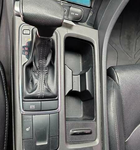 Серый Киа K5, объемом двигателя 2 л и пробегом 314 тыс. км за 10000 $, фото 10 на Automoto.ua