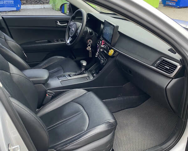 Серый Киа K5, объемом двигателя 2 л и пробегом 350 тыс. км за 10300 $, фото 10 на Automoto.ua