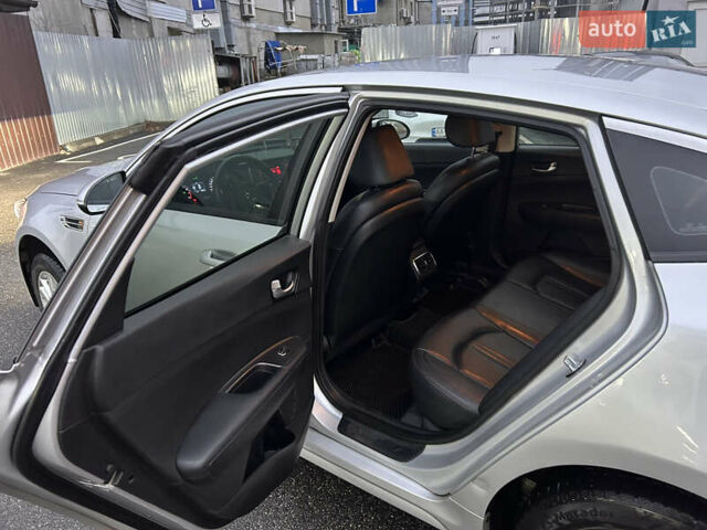 Серый Киа K5, объемом двигателя 2 л и пробегом 200 тыс. км за 11300 $, фото 24 на Automoto.ua