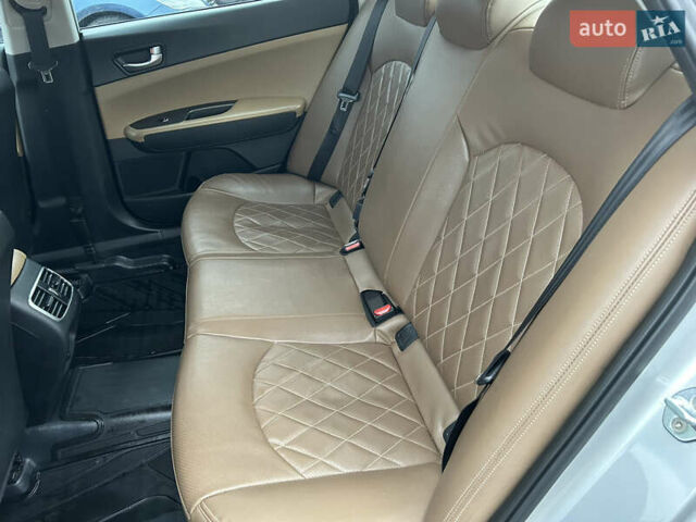 Серый Киа K5, объемом двигателя 2 л и пробегом 300 тыс. км за 10300 $, фото 35 на Automoto.ua
