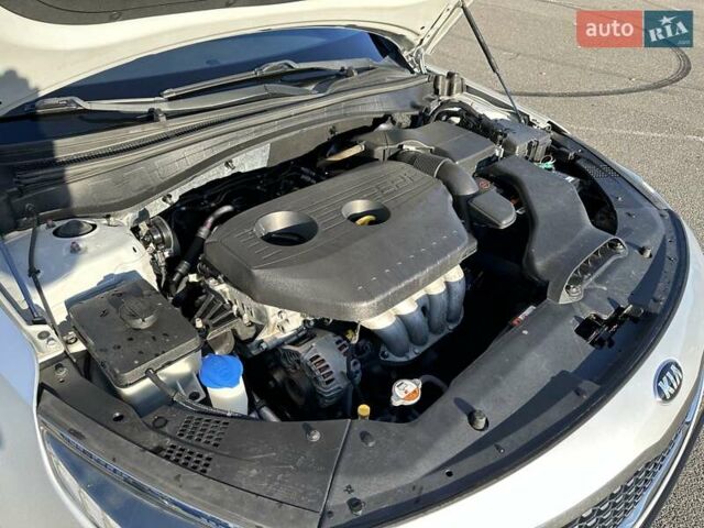 Сірий Кіа K5, об'ємом двигуна 2 л та пробігом 106 тис. км за 13300 $, фото 12 на Automoto.ua
