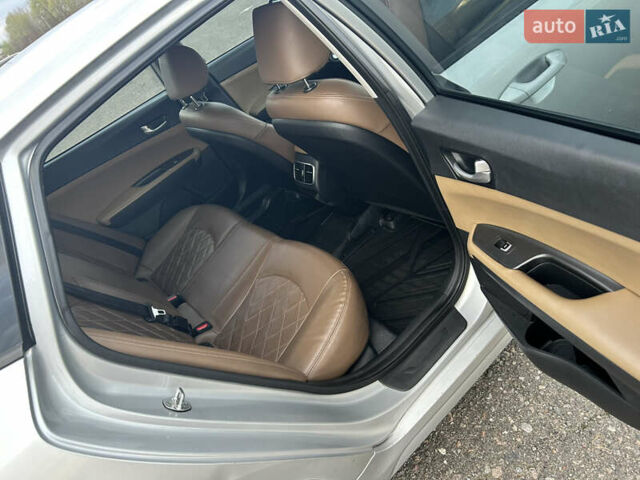 Серый Киа K5, объемом двигателя 2 л и пробегом 300 тыс. км за 10300 $, фото 5 на Automoto.ua