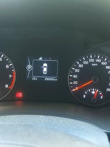 Серый Киа K5, объемом двигателя 2 л и пробегом 290 тыс. км за 12000 $, фото 26 на Automoto.ua