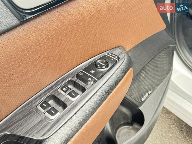 Серый Киа K5, объемом двигателя 2 л и пробегом 307 тыс. км за 8950 $, фото 9 на Automoto.ua