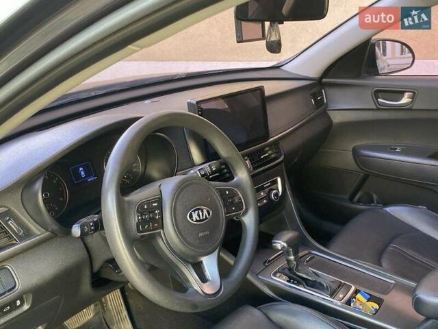 Серый Киа K5, объемом двигателя 2 л и пробегом 185 тыс. км за 12400 $, фото 2 на Automoto.ua