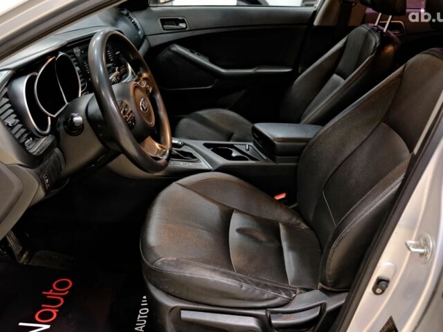 Серый Киа K5, объемом двигателя 2 л и пробегом 170 тыс. км за 8500 $, фото 12 на Automoto.ua