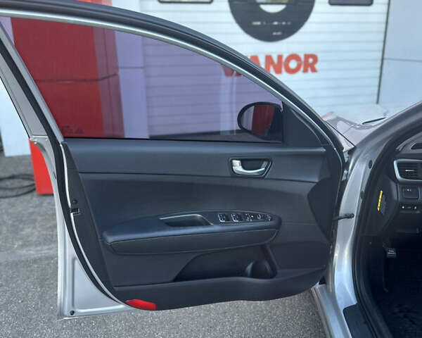Сірий Кіа K5, об'ємом двигуна 2 л та пробігом 200 тис. км за 12000 $, фото 10 на Automoto.ua