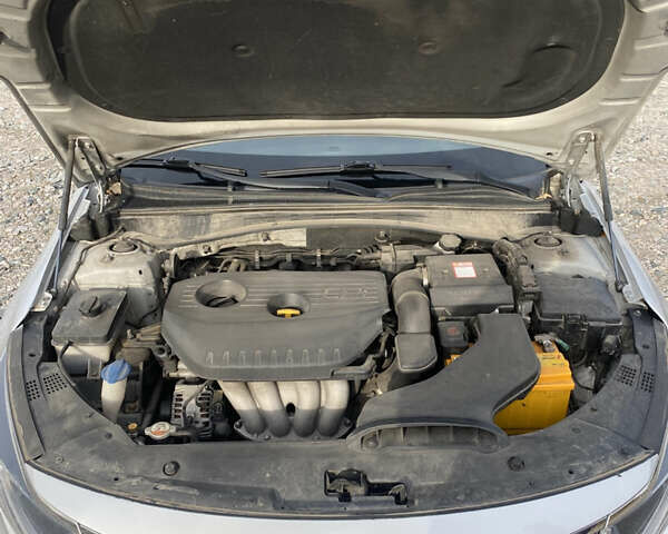 Сірий Кіа K5, об'ємом двигуна 2 л та пробігом 142 тис. км за 10000 $, фото 17 на Automoto.ua