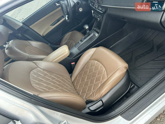 Серый Киа K5, объемом двигателя 2 л и пробегом 300 тыс. км за 10300 $, фото 6 на Automoto.ua